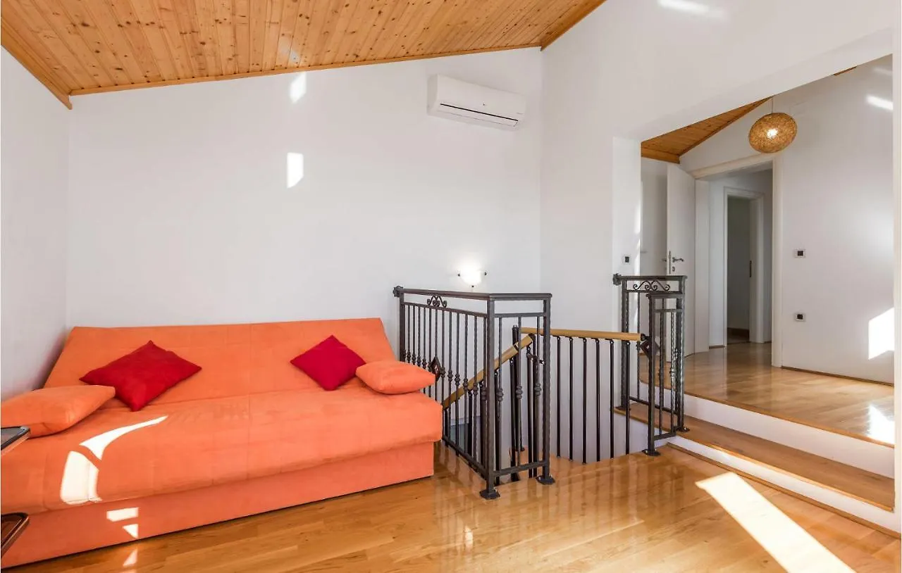 Cozy Home In Lovran With Outdoor Swimming Pool