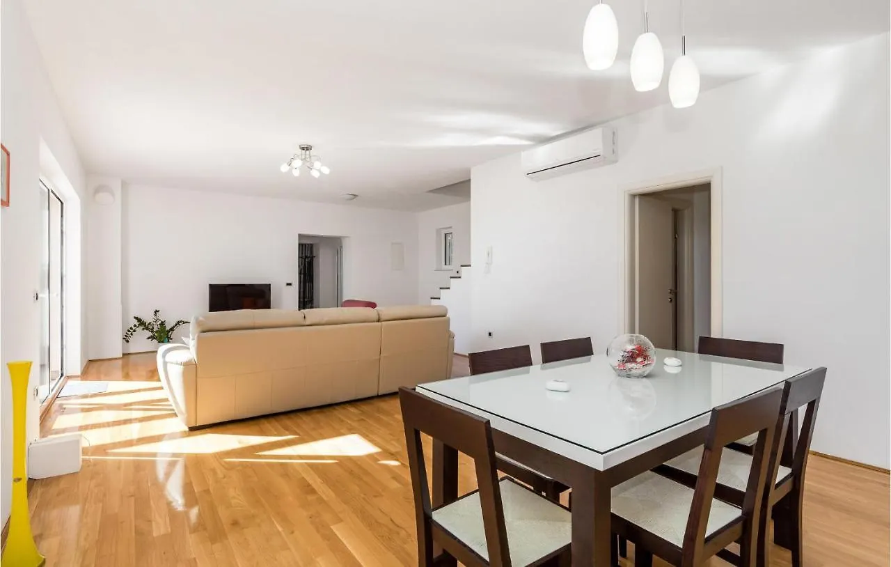 Holiday home Cozy Home In Lovran With Outdoor Swimming Pool